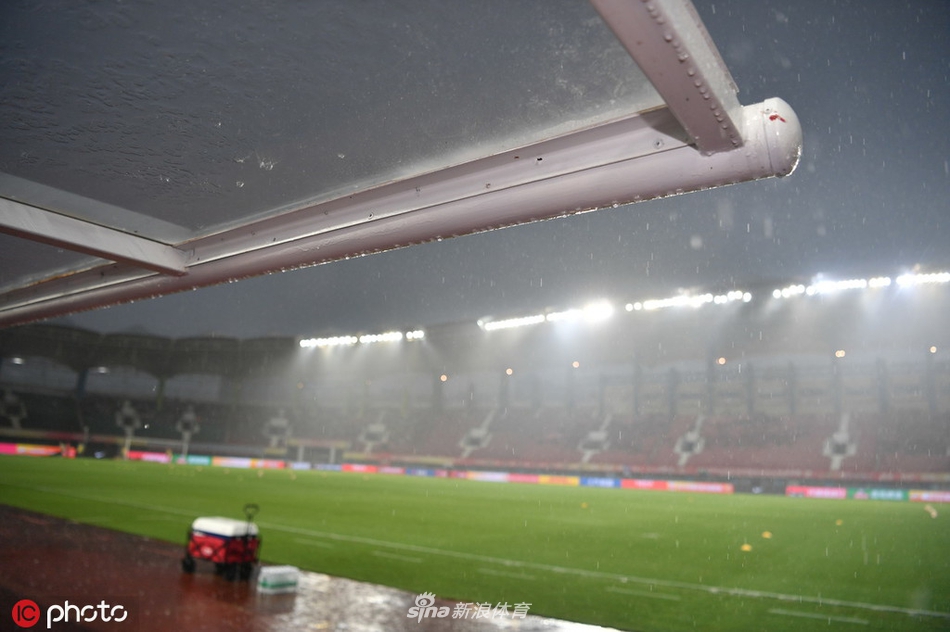 建业赛前主场遭大雨侵袭 草地秒变水塘