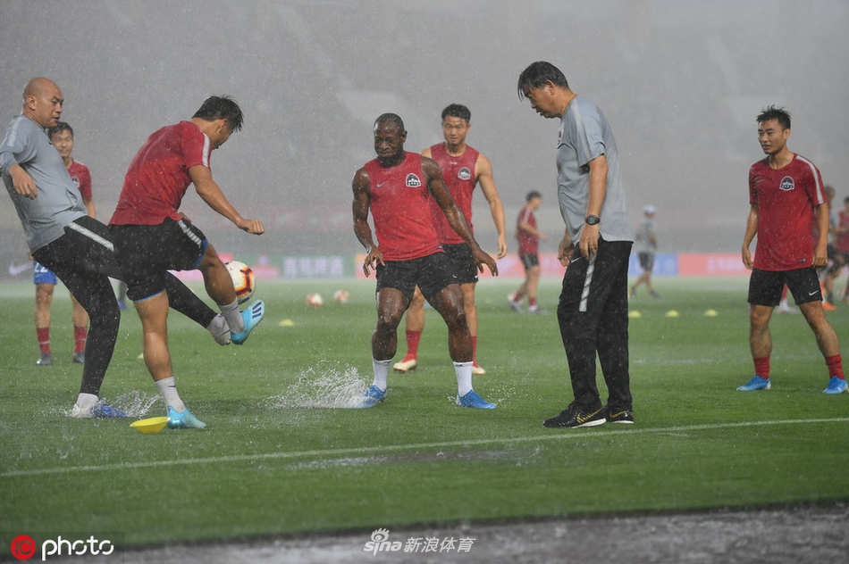 建业赛前主场遭大雨侵袭 草地秒变水塘