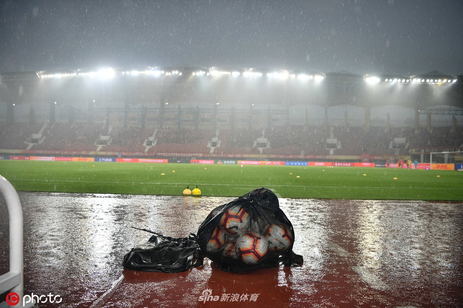 建业赛前主场遭大雨侵袭 草地秒变水塘