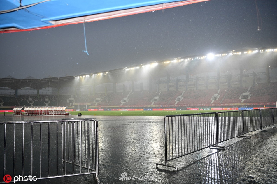 建业赛前主场遭大雨侵袭 草地秒变水塘