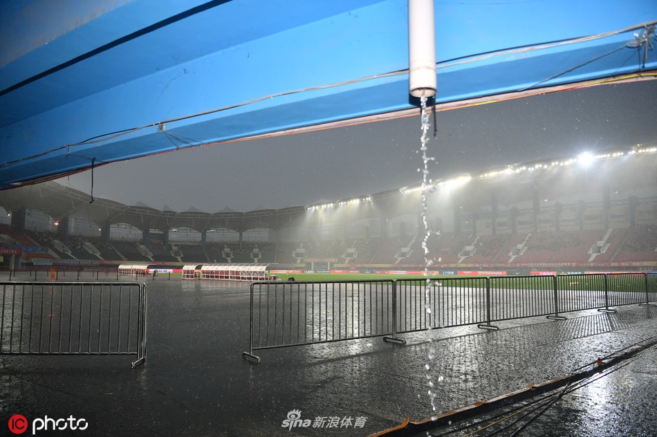 建业赛前主场遭大雨侵袭 草地秒变水塘