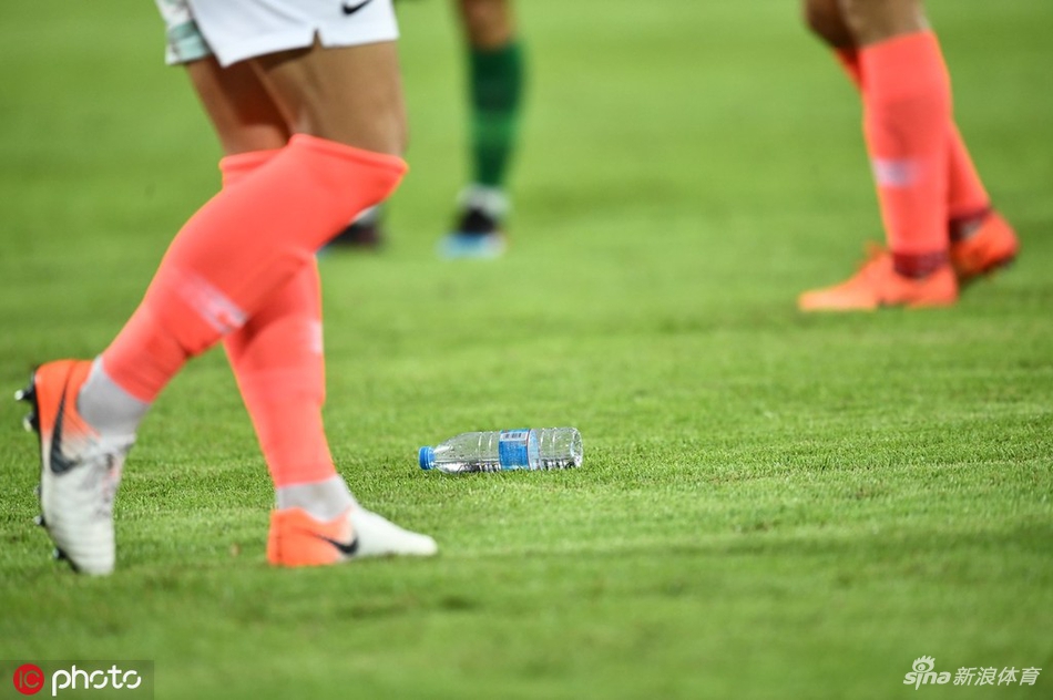 榜首之战工体杂物满天飞