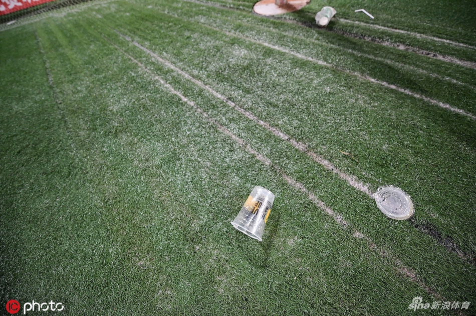 榜首之战工体杂物满天飞