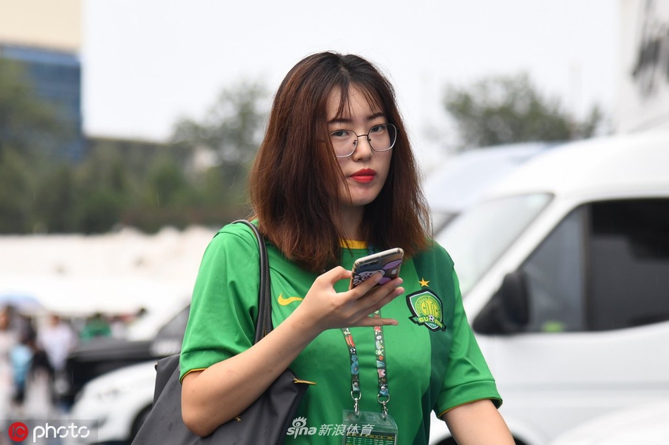 点亮工体美女球迷赛前助威国安
