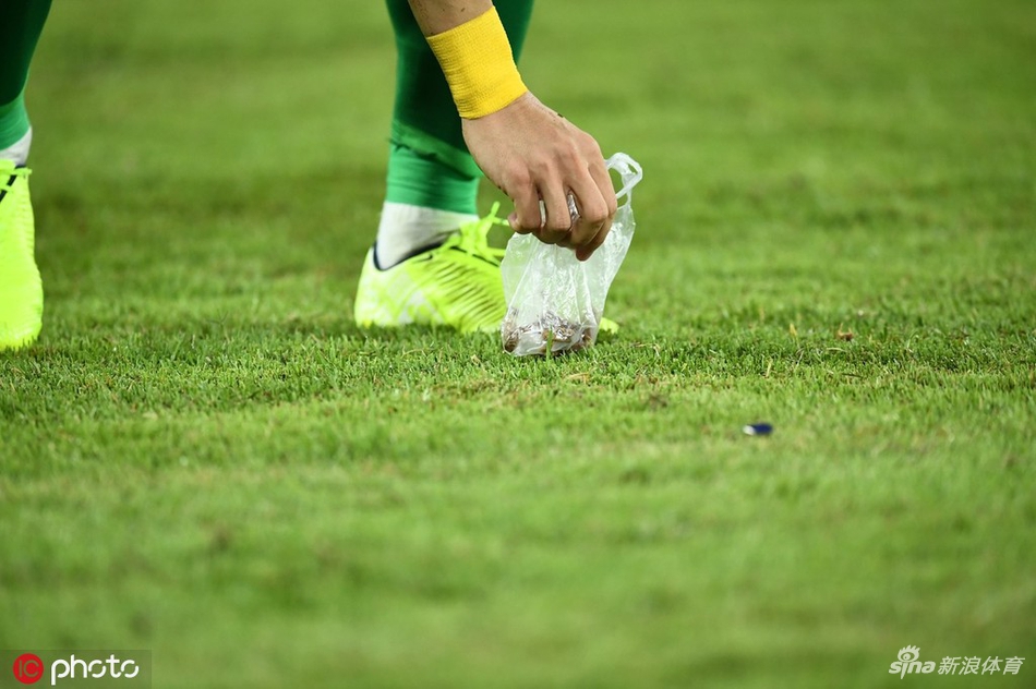 榜首之战工体杂物满天飞