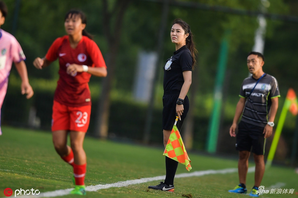 美女裁判组执法青少年赛事