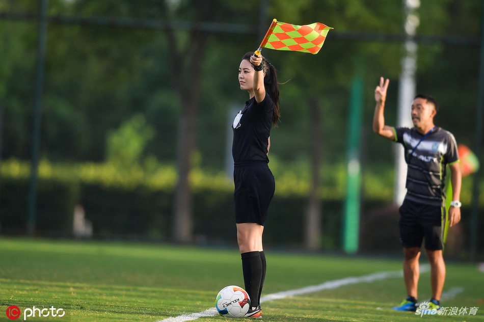 美女裁判组执法青少年赛事