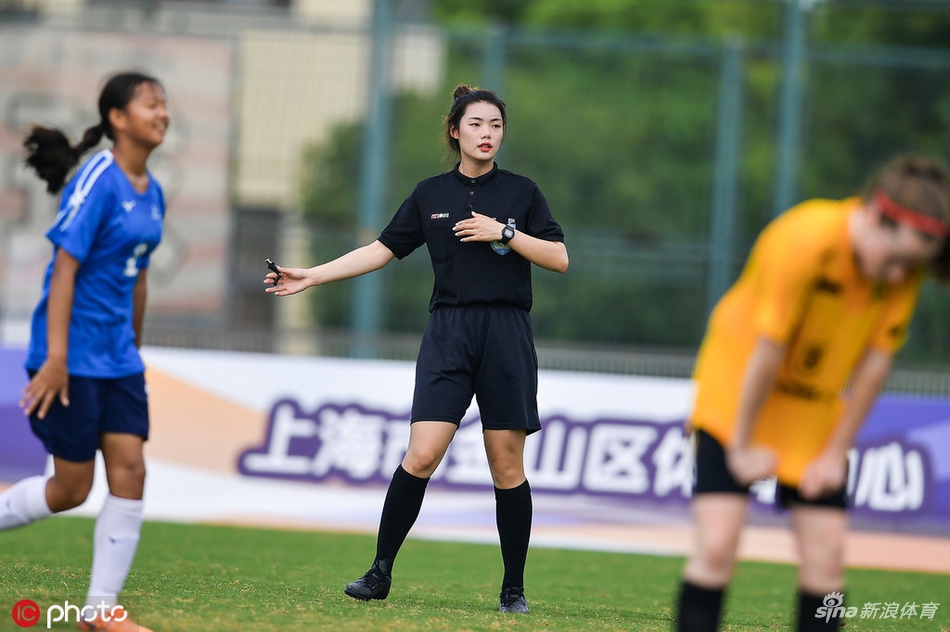 美女裁判组执法青少年赛事