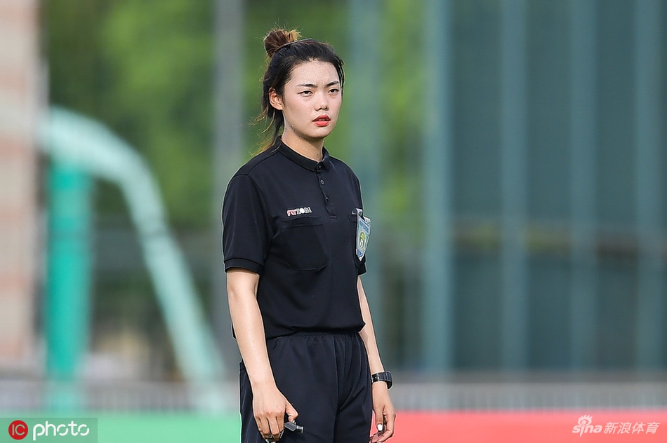 美女裁判组执法青少年赛事