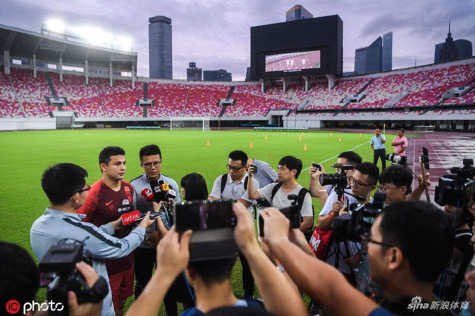 第一次穿上国家队训练服并讲出中文