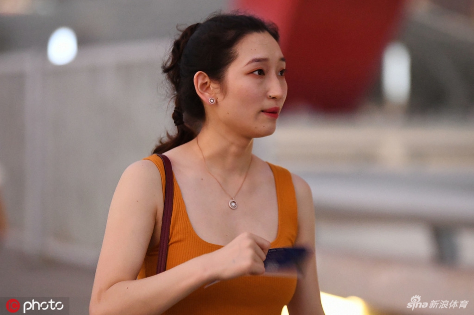 苏宁主场兔女郎引人注目