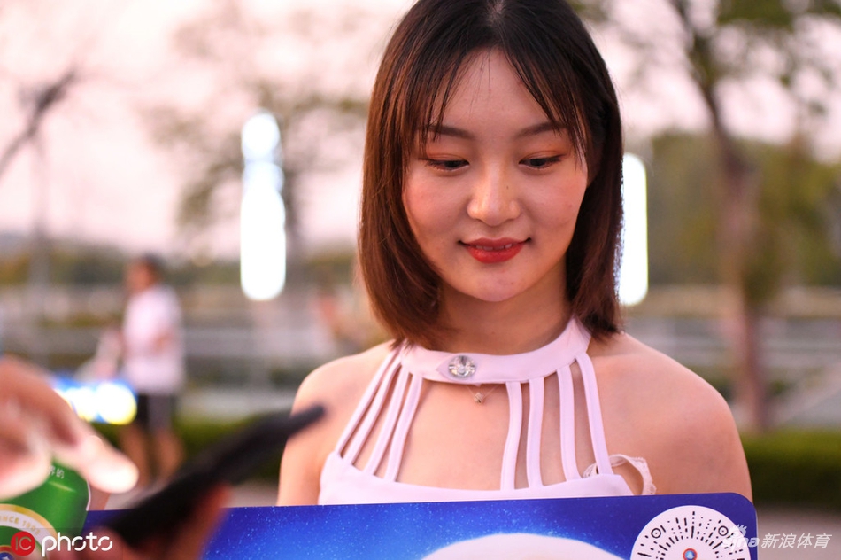 苏宁主场兔女郎引人注目