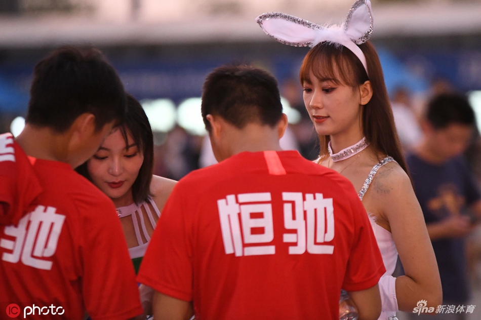 苏宁主场兔女郎引人注目