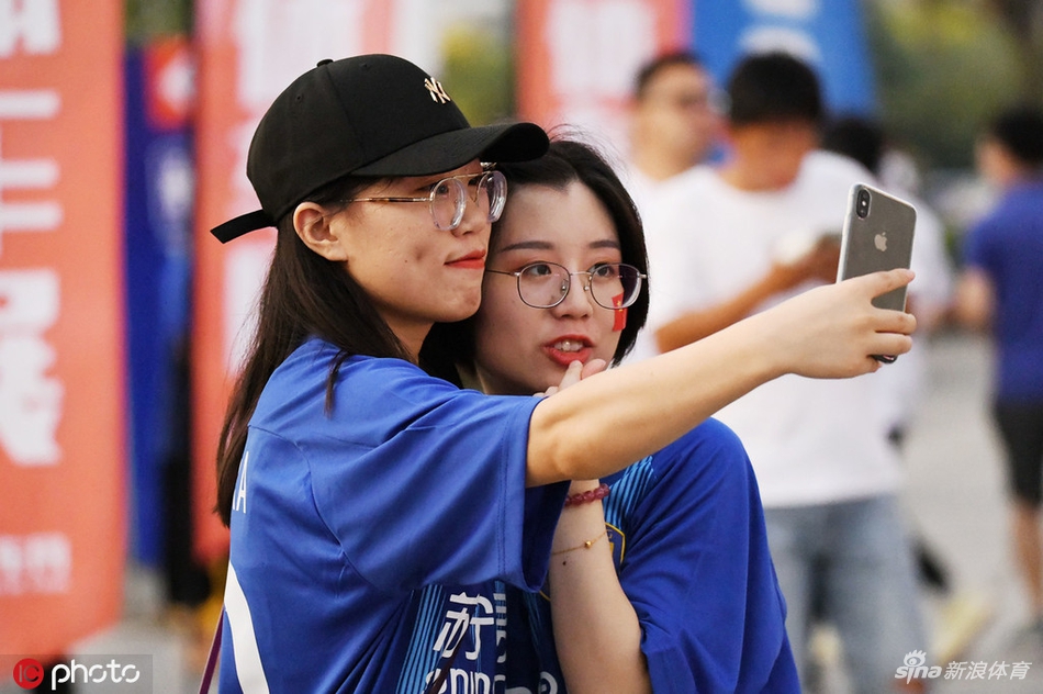 苏宁主场兔女郎引人注目