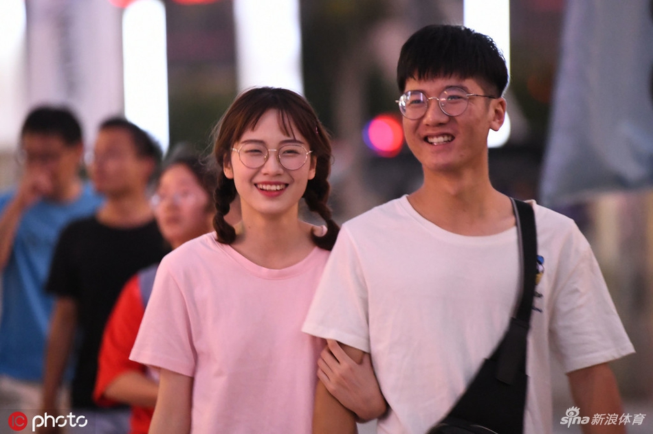 苏宁主场兔女郎引人注目