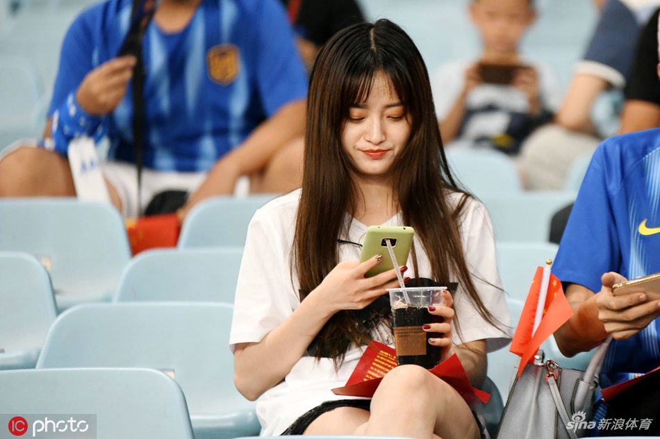 苏宁主场兔女郎引人注目