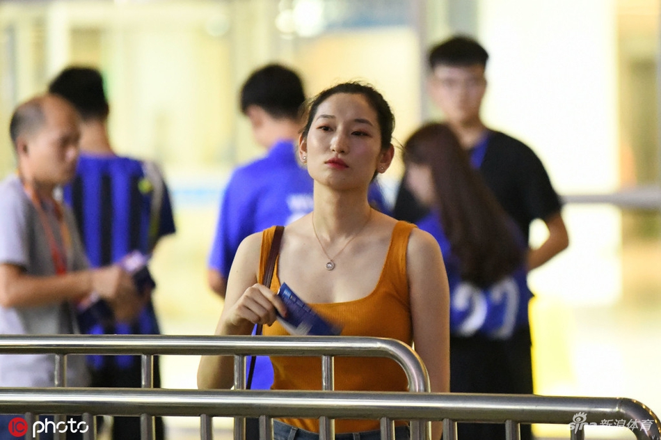 苏宁主场兔女郎引人注目