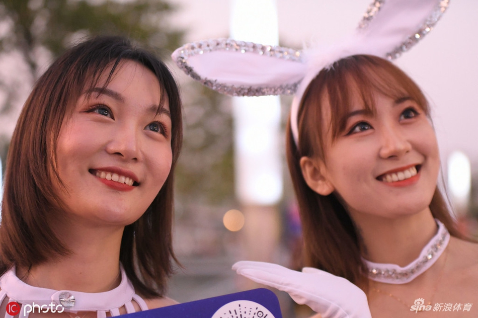 苏宁主场兔女郎引人注目