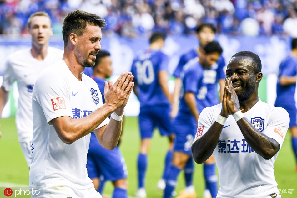 瓦格纳和阿奇姆彭一起庆祝