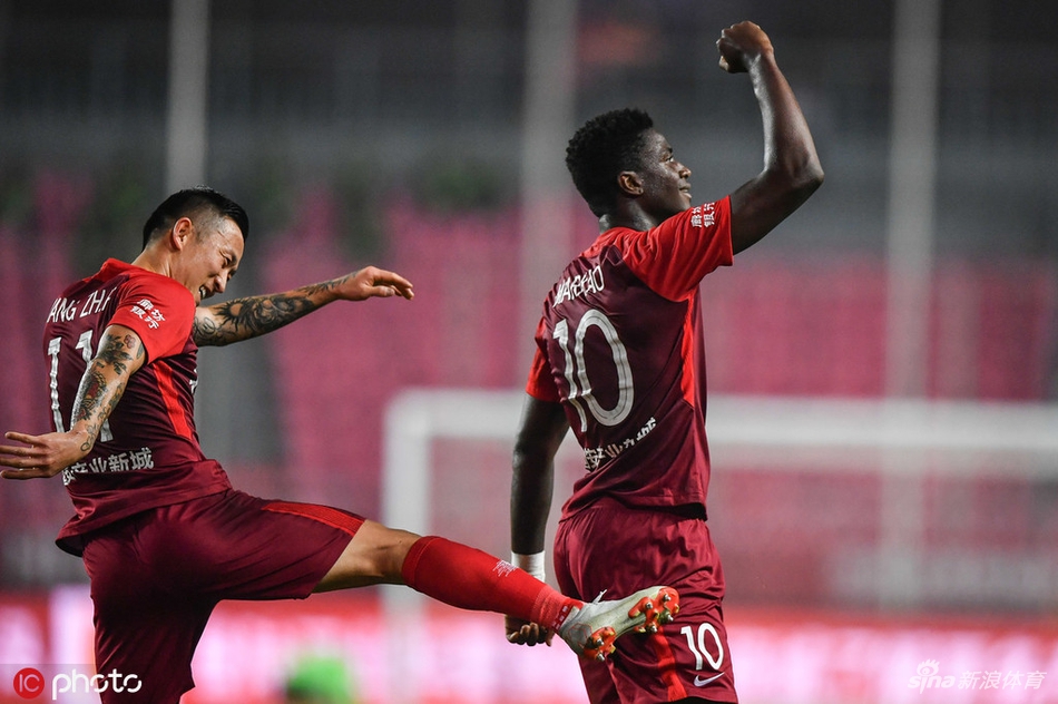 姜至鹏和马尔康庆祝