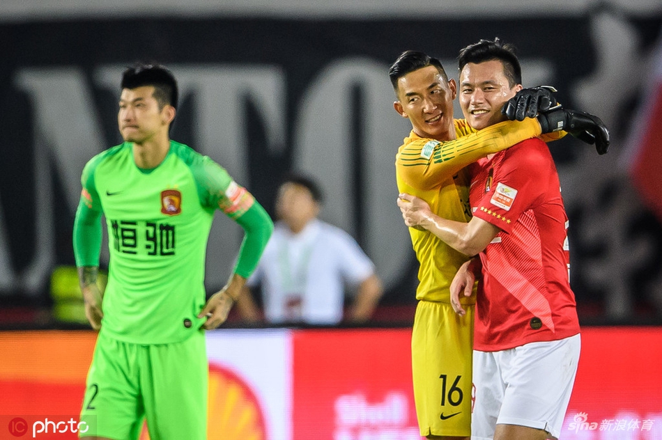 卓尔客胜恒大董春雨狂吻老队友郜林