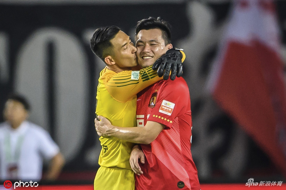卓尔客胜恒大董春雨狂吻老队友郜林