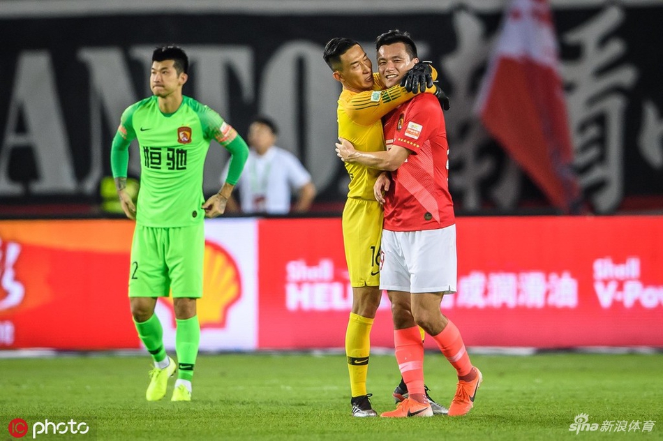 卓尔客胜恒大董春雨狂吻老队友郜林