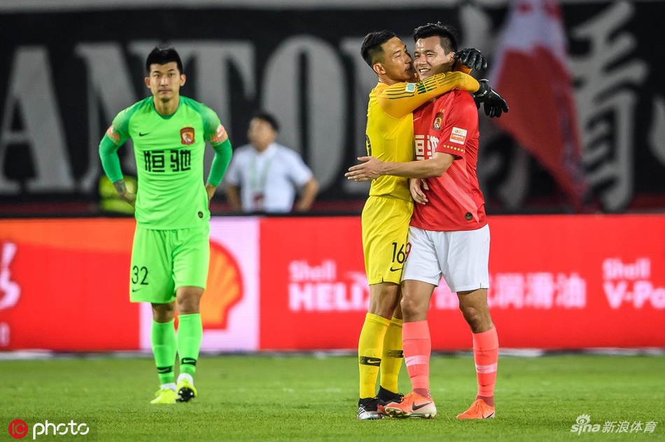 卓尔客胜恒大董春雨狂吻老队友郜林