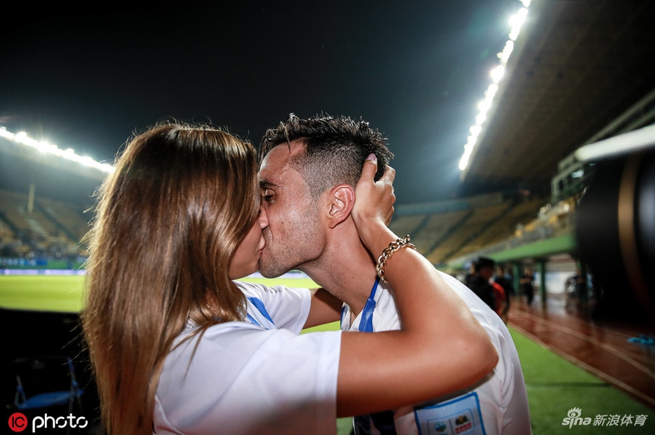 中超最强射手扎哈维假期疯狂虐狗