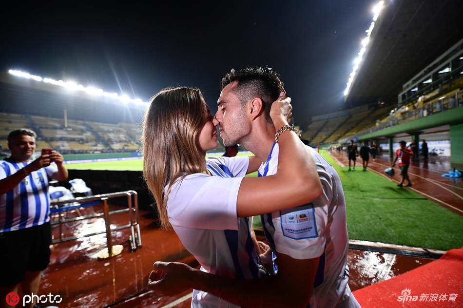 中超最强射手扎哈维假期疯狂虐狗