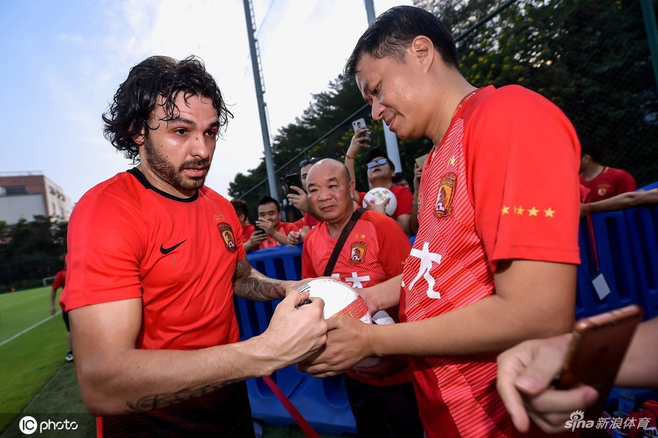 高拉特为球迷签名