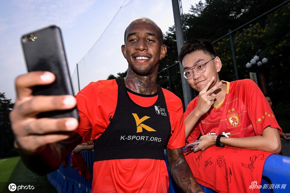 塔利斯卡和球迷合影