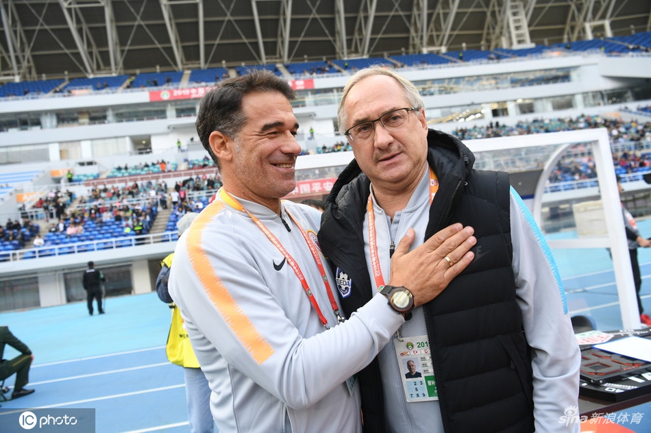 路易斯和施蒂利克寒暄