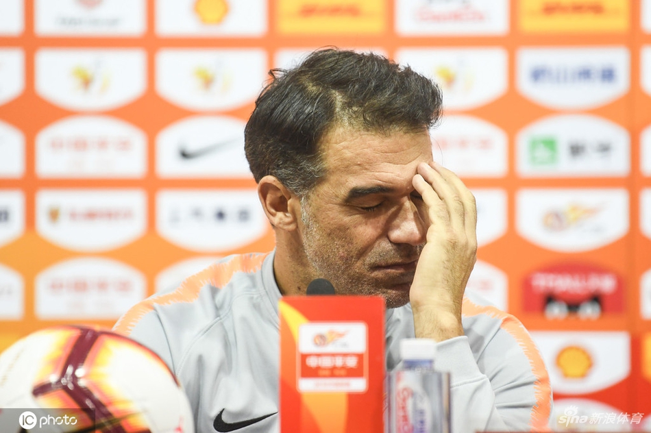 抱头 掩面 沮丧 绝望 人和将帅心如死灰