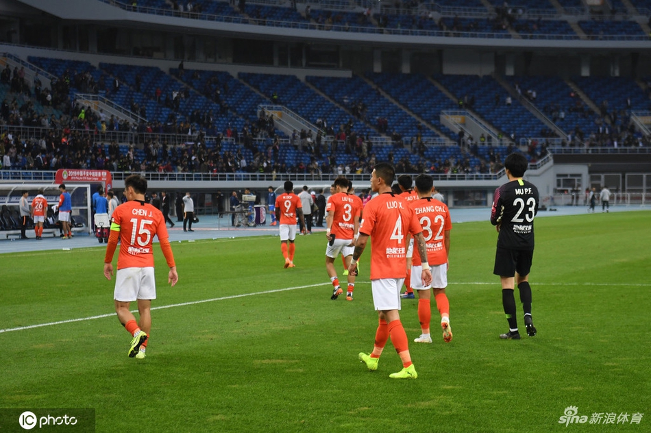 抱头 掩面 沮丧 绝望 人和将帅心如死灰