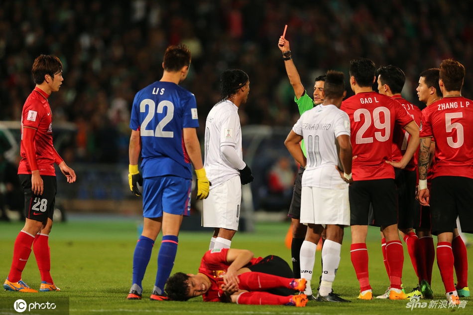 小罗报复性动作染红