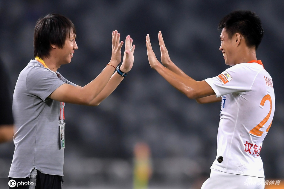 王凯和李铁击掌