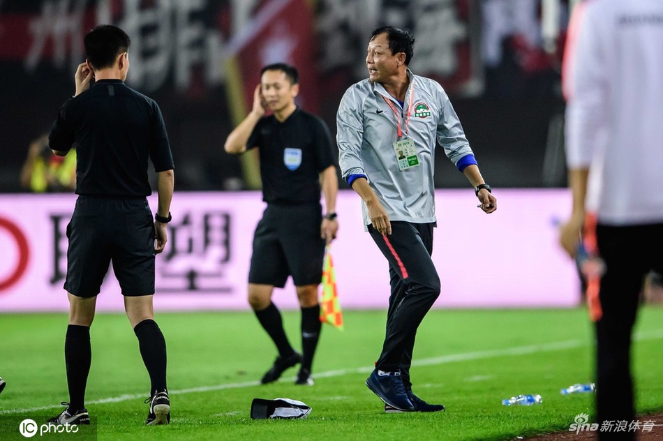 建业主帅被罚下暴怒摔帽子