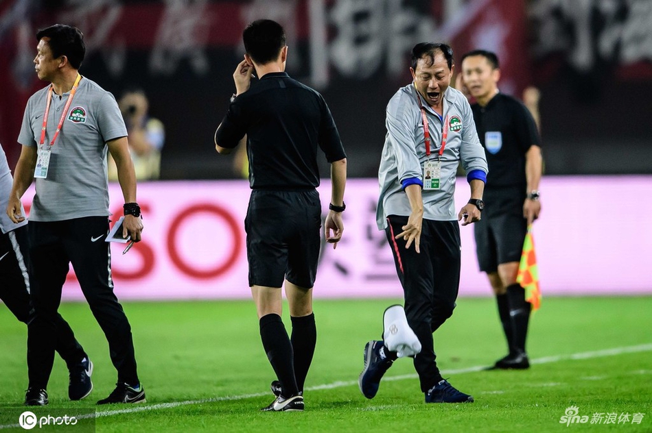 建业主帅被罚下暴怒摔帽子