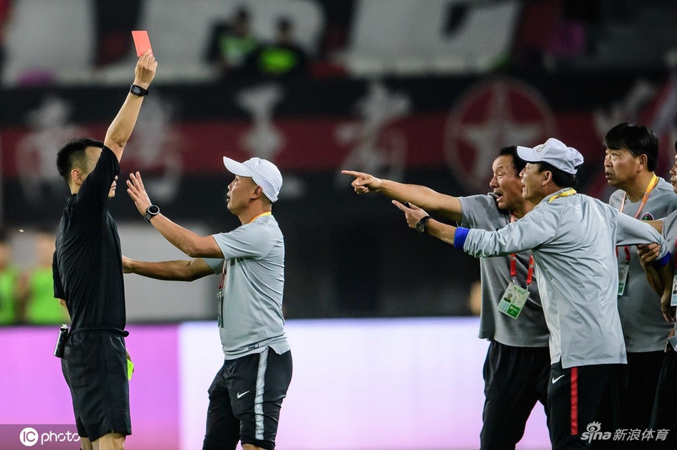 建业主帅被罚下暴怒摔帽子