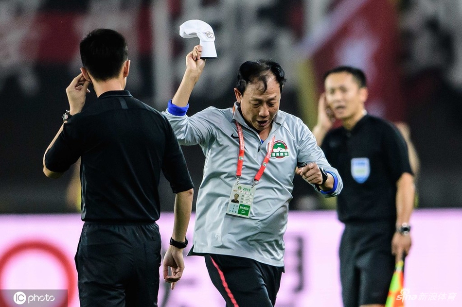 建业主帅被罚下暴怒摔帽子