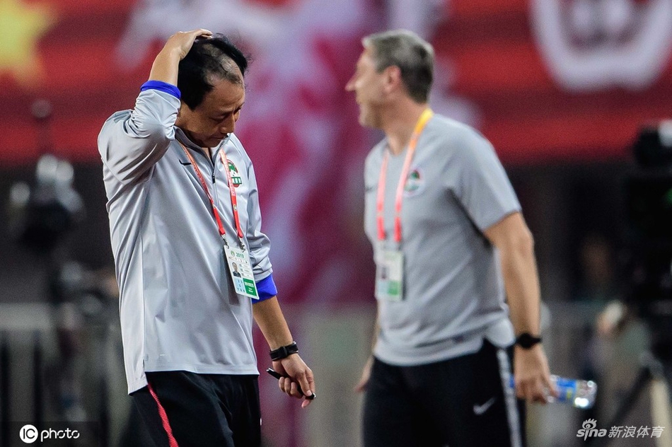 建业主帅被罚下暴怒摔帽子