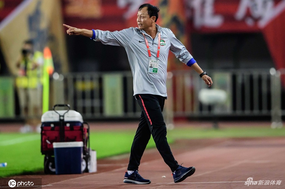 建业主帅被罚下暴怒摔帽子