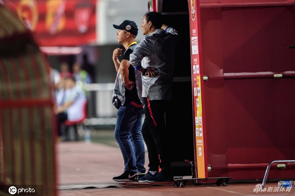 建业主帅被罚下暴怒摔帽子