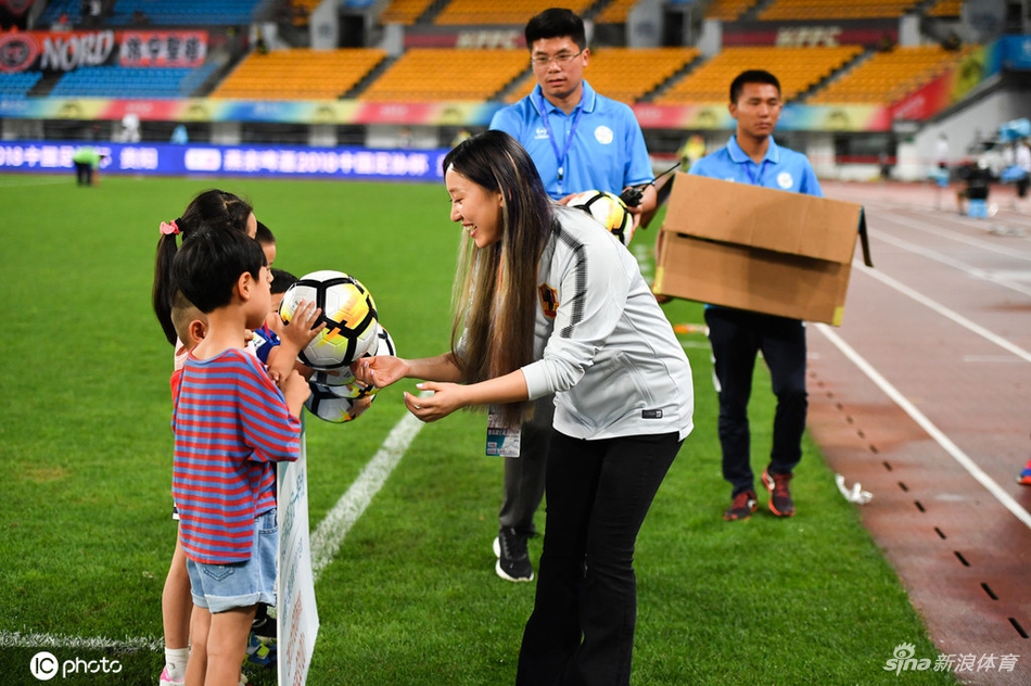 中甲美女老总恋情曝光 男友是健身狂魔