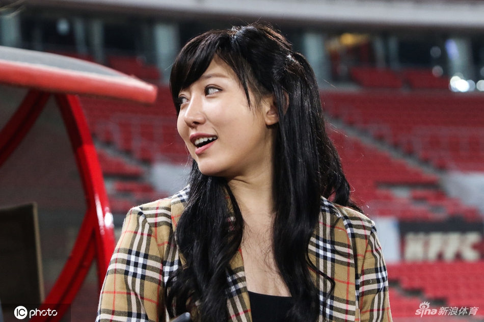 中甲美女老总恋情曝光 男友是健身狂魔