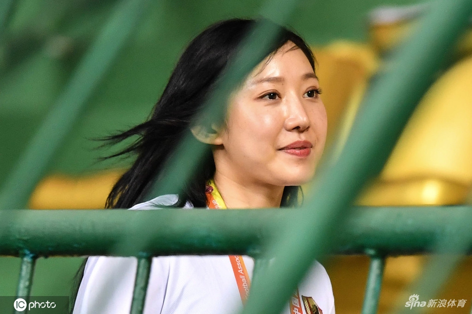 中甲美女老总恋情曝光 男友是健身狂魔