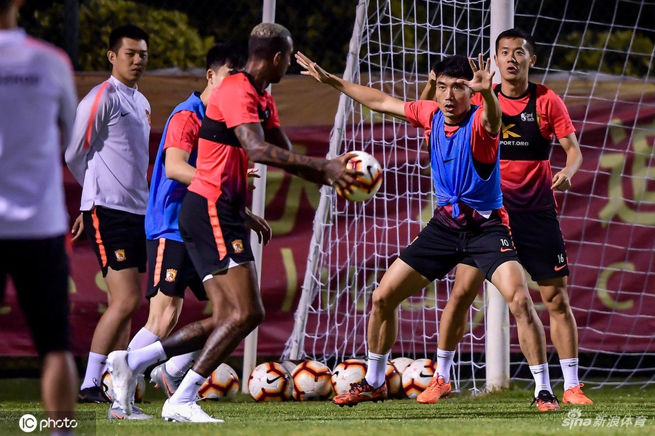 恒大备战上港全员变篮球队 卡帅变库里？