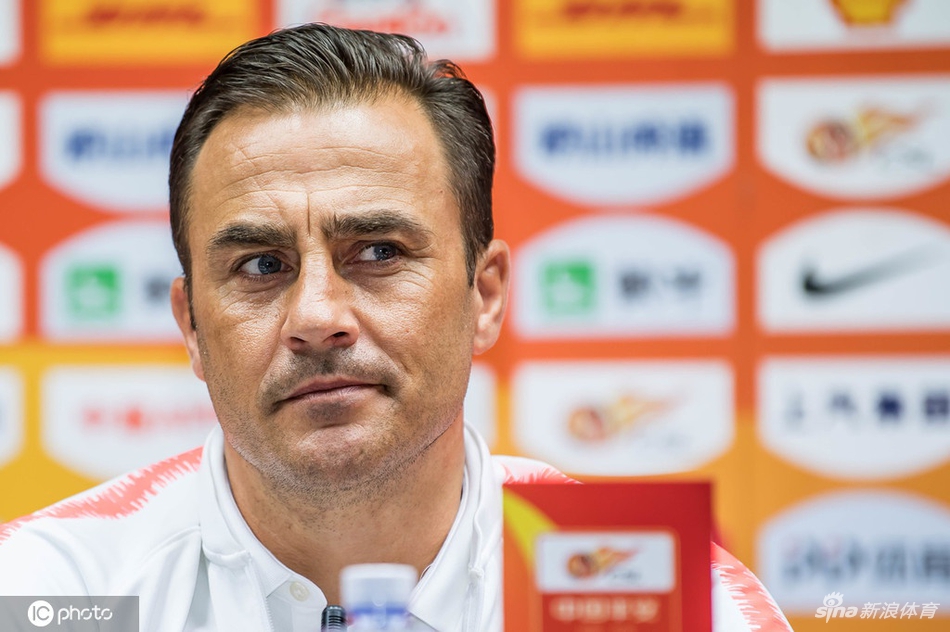 卡纳瓦罗出席发布会 学习后首次亮相