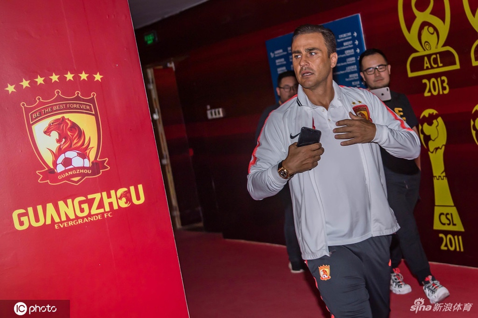 卡纳瓦罗出席发布会 学习后首次亮相